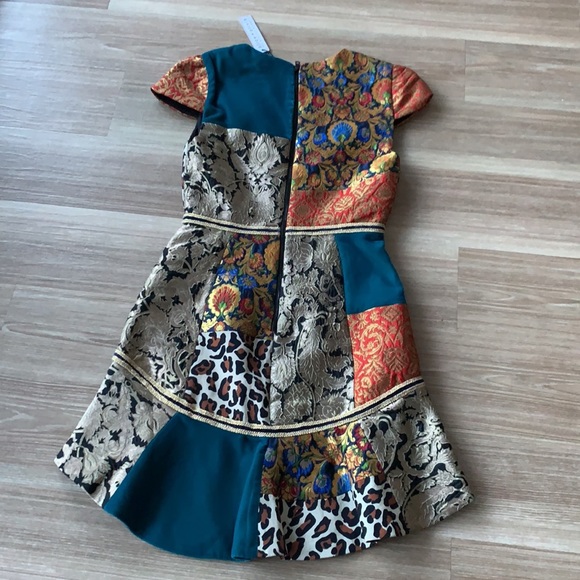 Alice & Olivia size 4 multicolored short sleeve Crew neck flared bottom dress - Picture 2 of 6